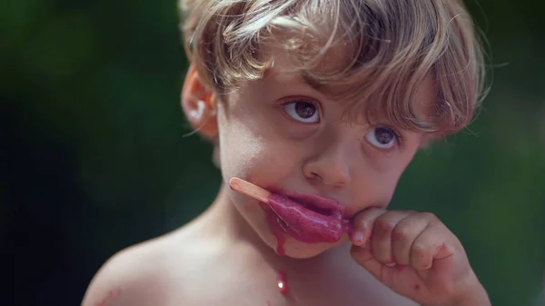 Enfant Manger Crème Glacée Dehors Pendant Journée Été Petit Garçon — Photo