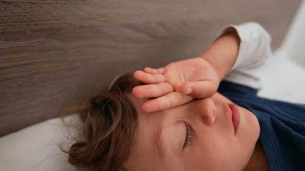 Dziecko Wstające Rano Łóżka Pocierające Oko — Zdjęcie stockowe