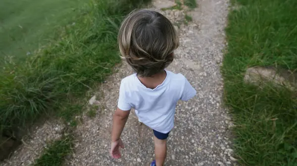 Ein Kleiner Junge Fuß Auf Dem Weg Von Oben Winkel — Stockfoto