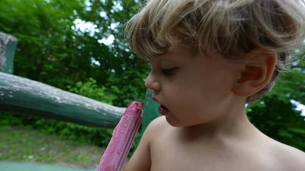 Dziecko Jedzące Lody Zewnątrz Letni Dzień — Zdjęcie stockowe