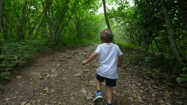 Pequeno Menino Caminhadas Subindo Colina Fora Natureza Criança Pisando Rochas — Fotografia de Stock