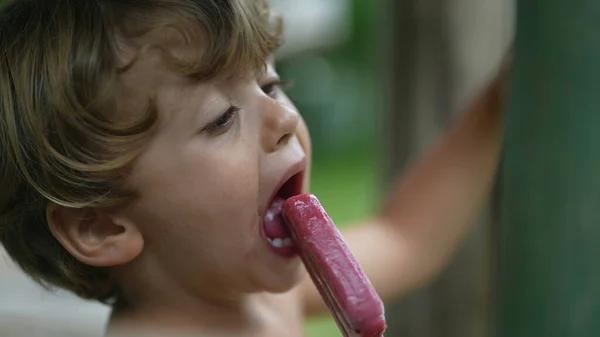 Niño Pequeño Comiendo Helado Durante Caluroso Día Verano —  Fotos de Stock
