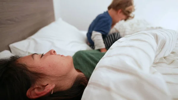 Çocuk Sabah Yataktan Kalkıyor Anne Çocuğun Yanında Gözlerini Ovalıyor — Stok fotoğraf