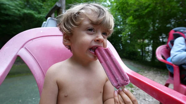 Small Kid Eating Ice Cream Hot Summer Day — Stock Photo, Image