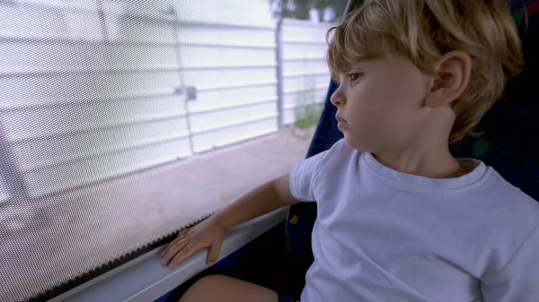 Kleiner Junge Mit Busfahrgast Kind Reist Mit Öffentlichen Verkehrsmitteln Und — Stockfoto