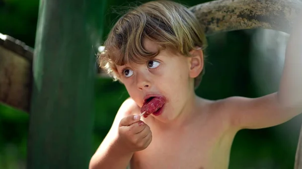 Criança Come Sorvete Dia Quente Verão Menino Comendo Sobremesa Doce — Fotografia de Stock
