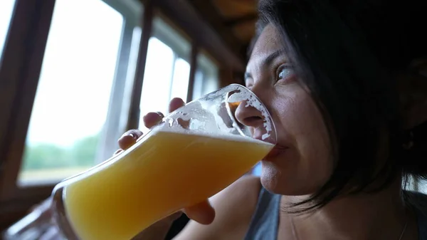 喝大杯生啤酒的妇女 — 图库照片