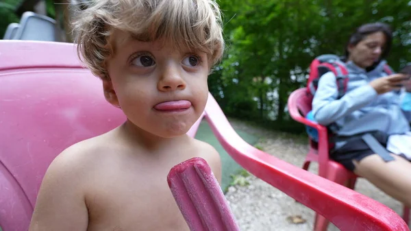 一个小男孩赤身裸体在户外吃冷冰淇淋 — 图库照片