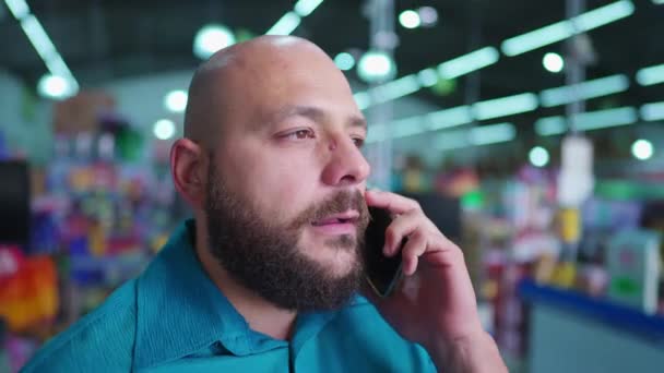 Verdächtiger Mann Telefon Mit Hoher Konzentration Lockeres Individuelles Zuhören Intensiv — Stockvideo