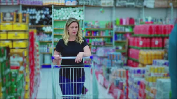Mujer Empujando Carrito Compra Pasillo Tienda Comestibles Productos Navegación Exhibición — Vídeos de Stock