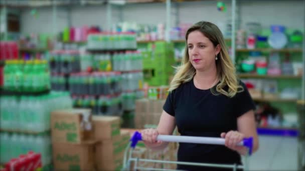 Mujer Caucásica Mediana Edad Comprando Pasillo Del Supermercado Con Cesta — Vídeos de Stock