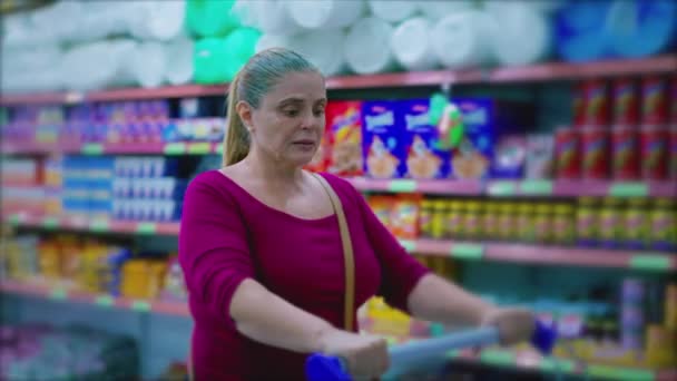 Női Fogyasztó Sétál Szupermarketben Keres Termékeket Vásárolni Vásárló Nyomja Bevásárlókocsi — Stock videók