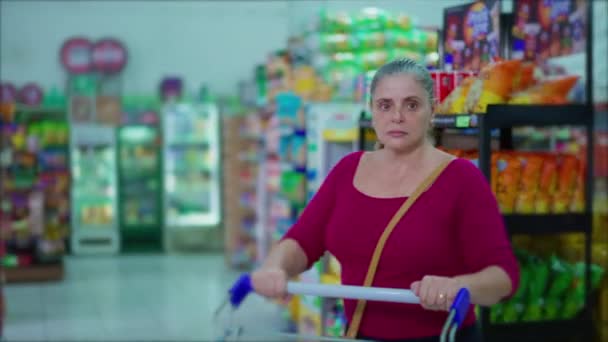 Carro Compra Movimiento Consumidora Femenina Supermercado — Vídeos de Stock