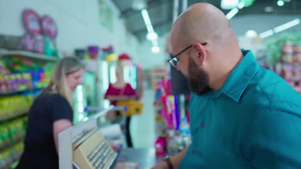 Escena Del Supermercado Del Comprador Femenino Comprando Productos Tienda Comestibles — Vídeo de stock