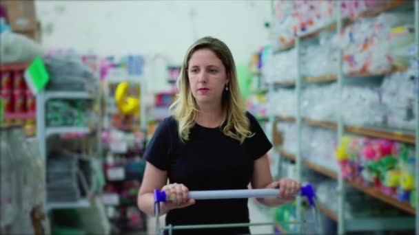 Vrouwelijke Shopper Surfen Producten Supermarkt Gangpad Met Winkelwagen — Stockvideo