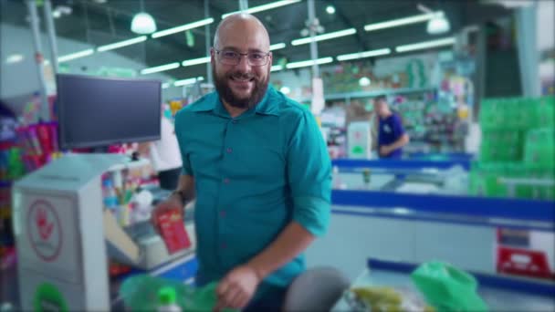 Feliz Funcionário Brasileiro Supermercado Checkout Produtos Digitalização Colocar Sacos Plástico — Vídeo de Stock