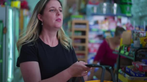 Сцена Супермаркету Жіночого Клієнта Наближається Checkout Вітається Happy Lilders Casage — стокове відео