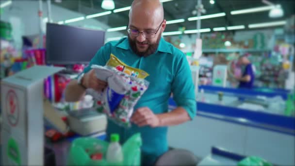 Radosny Brazylijski Pracownik Supermarketu Checkout Scanning Bagging Products Uśmiechnięty Kamery — Wideo stockowe