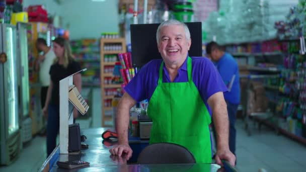Sorrindo Funcionários Sênior Supermercado Checkout Happy Gray Cabelo Amigável Empregado — Vídeo de Stock