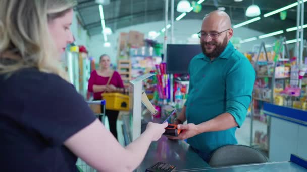 Supermarket Checkout Customer Making Pagamento Sem Contato Processamento Caixa Funcionários — Vídeo de Stock