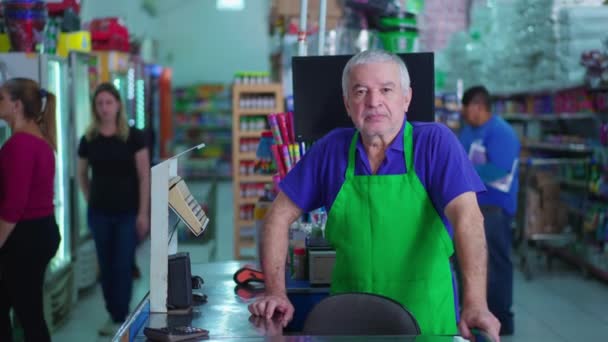 Старший Сотрудник Супермаркета Стоящий Кассы Нейтральным Серьезным Выражением Старший Персонал — стоковое видео