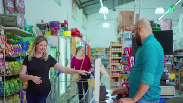 Vrouwelijke Winkelen Bij Supermarkt Kassier Kopen Van Producten Interactie Met — Stockvideo