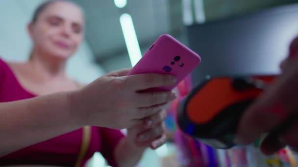 Mulher Pagando Conta Através Smartphone Usando Tecnologia Nfc Supermercado Cliente — Vídeo de Stock