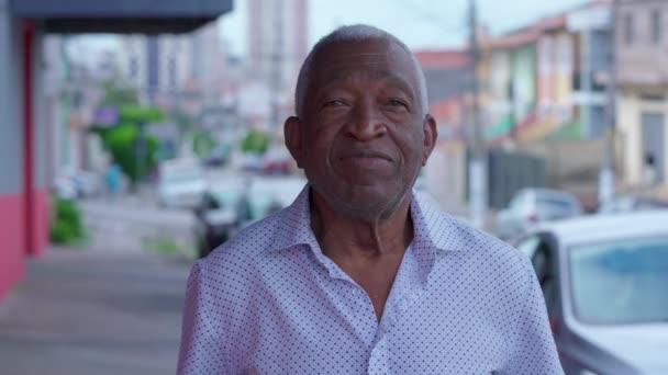 Retrato Hombre Brasileño Mayor Negro Parado Acera Calle Mirando Cámara — Vídeo de stock