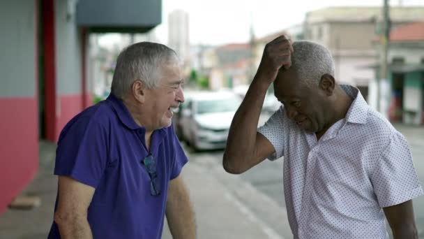 候補都市ストリート会話における多様な高齢者 都市部での交流を語る2人のブラジル高齢者 — ストック動画