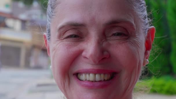 Mulher Madura Rachando Sorriso Sentindo Felicidade Fora Rua Cidade Anos — Vídeo de Stock