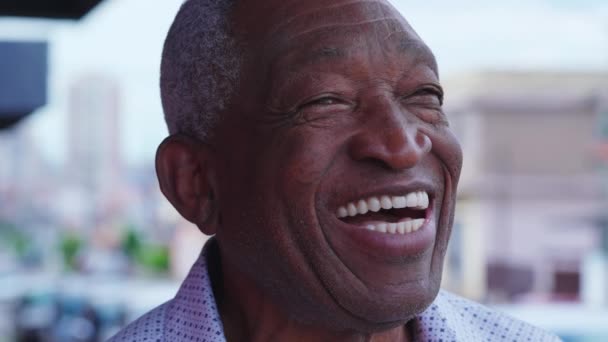 Один Счастливый Черный Пожилой Мужчина Крупным Планом Улыбается Небу Дружелюбным — стоковое видео