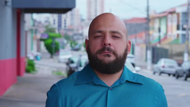 Egy Komoly Dél Amerikai Férfi Áll Városi Utcában Szigorú Arckifejezéssel — Stock videók