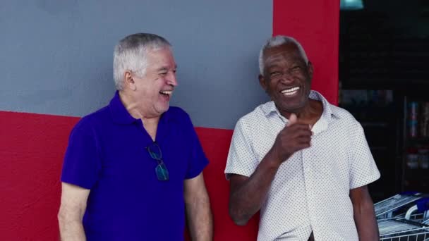 Відверті Радісні Різноманітні Друзі Сміються Посміхаються Вулиці Справжнє Реальне Життя — стокове відео