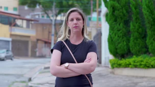 Mujer Seria Pie Calle Con Los Brazos Cruzados Mirando Cámara — Vídeo de stock