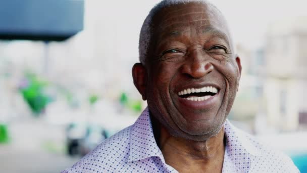 Jedna Radosna Czarna Starsza Brazylijka Uśmiechnięta Charyzmatyczna Starsza Afroamerykanka Zbliżenie — Wideo stockowe