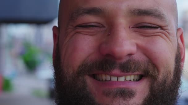 Gülümseyen Fadesiyle Mutlu Sakallı Erkek Portresi Sokakta Kameraya Bakış — Stok video