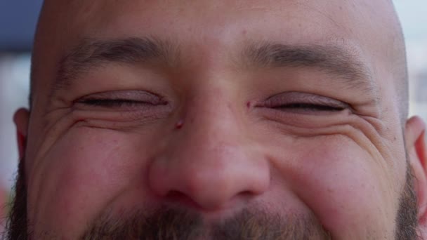 Hombre Alegre Los Años Ojos Cercanos Con Arrugas Sonriendo Estrecho — Vídeo de stock