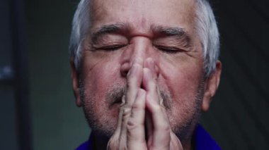 Umut Duası 'ndaki yaşlı adam evde inanç yoluyla Solace' i arıyor. Meditasyon Namazında Sadık Kıdemli Bireyler Zor Zamanlara İnancı Kucaklıyor