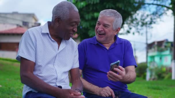 Dos Viejos Amigos Diversos Intercambian Abrazos Entorno Urbano Hombre Afroamericano — Vídeos de Stock
