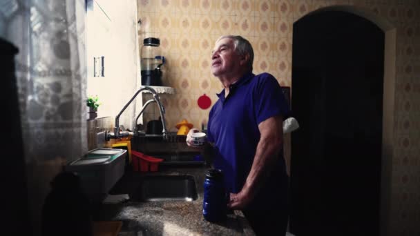 Homem Sênior Cozinha Vista Casa Solidão Pessoa Mais Velha Casa — Vídeo de Stock
