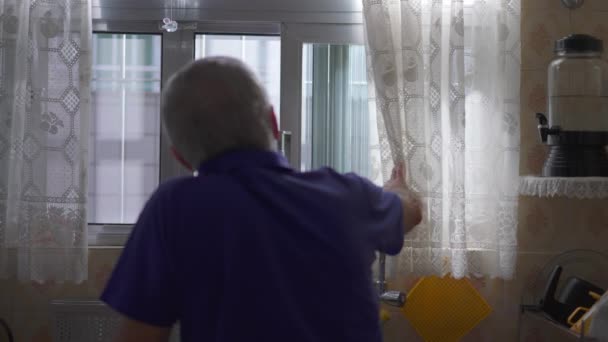 Vanhempi Mies Seisoo Keittiössä Näkymä Kotiin Yksinäisyys Vanhempi Henkilö Kotona — kuvapankkivideo