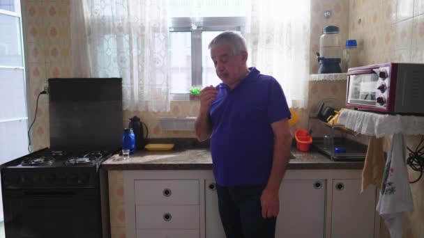 Homme Âgé Debout Dans Cuisine Vue Dans Solitude Maison Personne — Video
