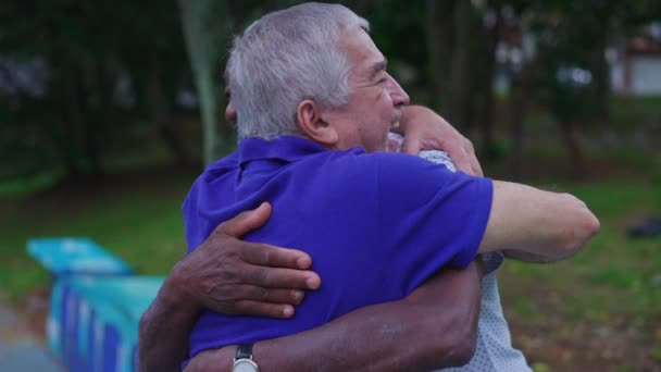 Ældre Forskelligartede Venner Udveksler Kram Bymiljøer Afrikansk Amerikansk Mand Omfavne – Stock-video