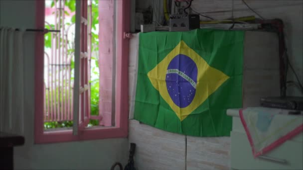 Brezilya Pencerenin Yanında Asılı Bir Brezilya Bayrağının Vatansever Görüntüsü — Stok video