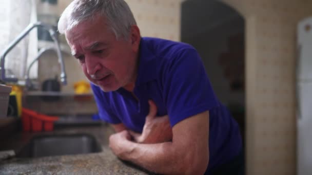 Starszy Mężczyzna Wypada Ataku Serca Pilna Sytuacja Medyczna Domu Starsze — Wideo stockowe
