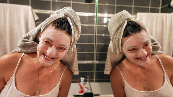 Смішна Жінка Вкрита Маскою Обличчя Нічна Рутина Перед Ліжком Перед — стокове фото