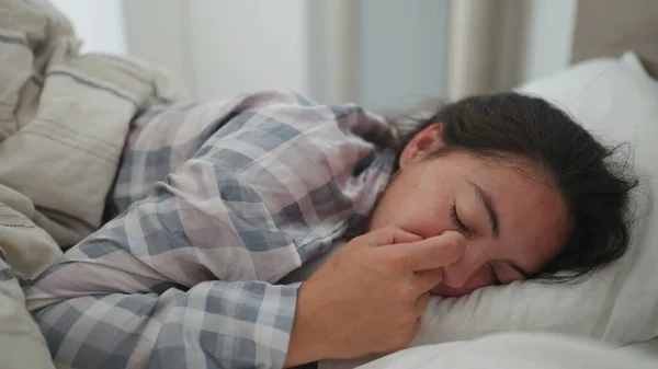 Sabahları Yatakta Uzanan Bir Kadın Uykusundan Uyanır — Stok fotoğraf