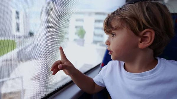 Dziecko Patrząc Przez Okno Autobusu Wskazując Dziecko Pasażera Miasta Transporcie — Zdjęcie stockowe