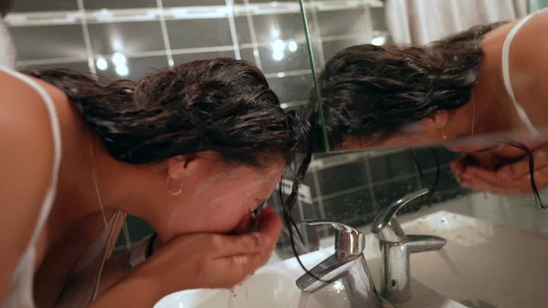 Kadın Banyo Lavabosunda Yüzünü Yıkıyor — Stok fotoğraf