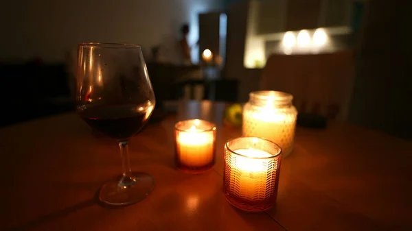 Geceleri Mum Bir Kadeh Şarap — Stok fotoğraf